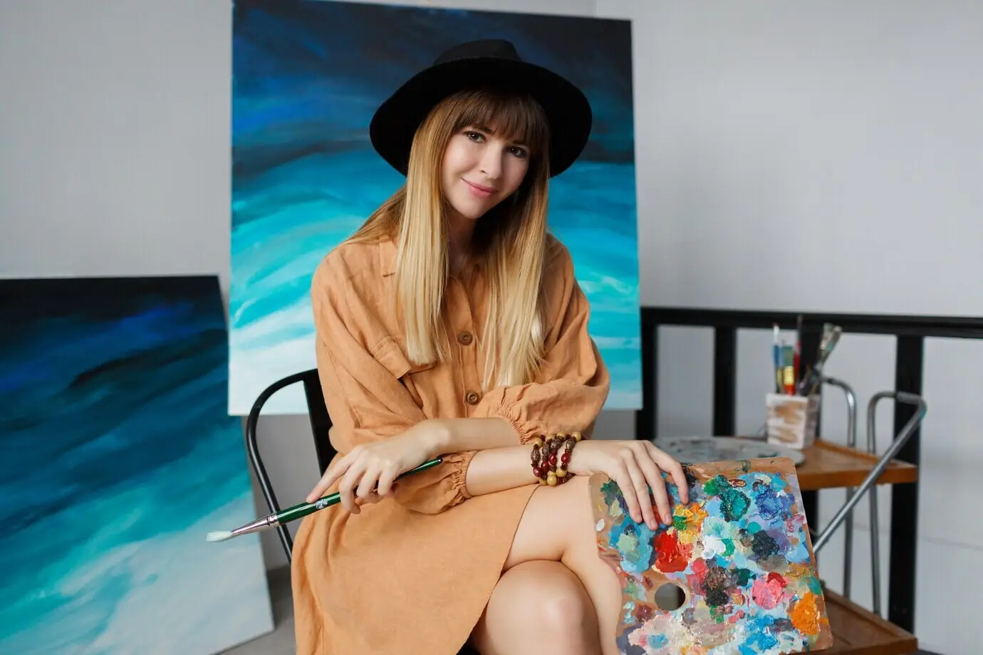 Eine elegante Frau posiert mit ihrem neuen Kunstwerk.