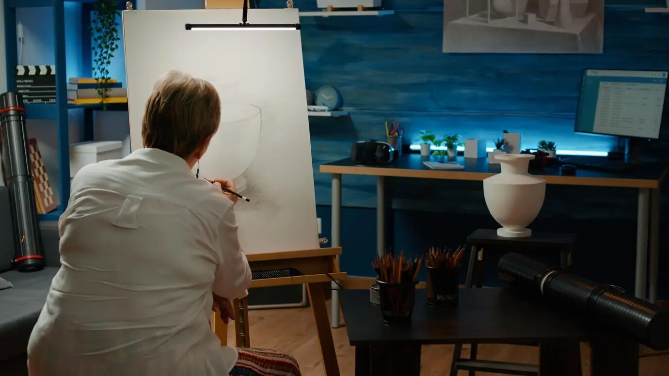 Erfahrener Künstler fertigt mit kreativen Fähigkeiten eine professionelle Skizze an und verwendet künstlerische Werkzeuge und Ausrüstung, um ein Vasendesign zu zeichnen. Arbeitet in der Heimwerkstatt im Rahmen eines Kunst- und Handwerkshobbys an einem Meisterwerk.